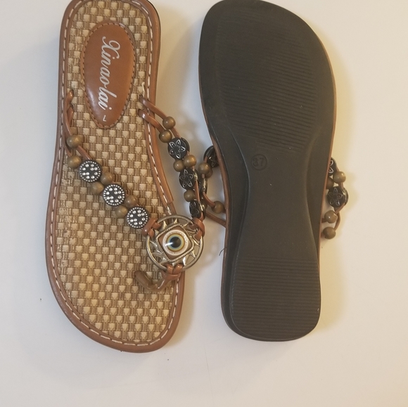 Sandals for woman.  Size: 7. - Picture 2 of 6
